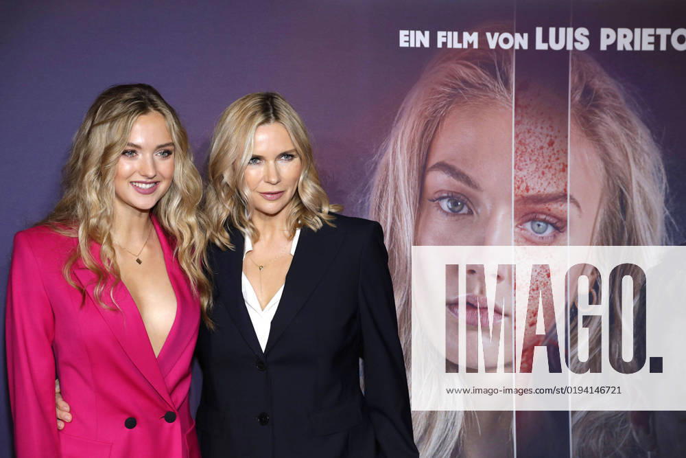 Lilly Krug und ihre Mutter Veronica Ferres bei der Shattered- Gefährliche Affäre Film Premiere am 16.11.2022 in Berlin Shattered- Gefährliche Affäre Filmpremiere mit Veronica Ferres & Tochter Lilly Krug in Berlin