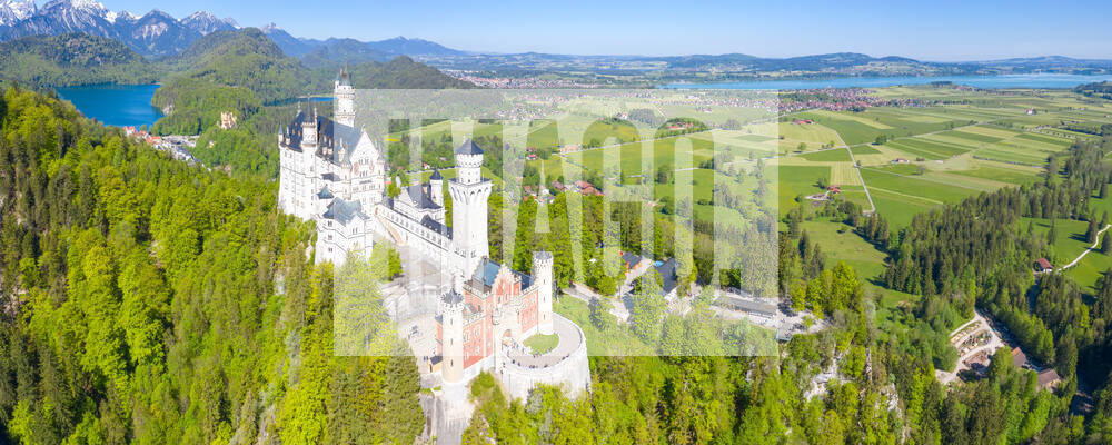 Schloss Neuschwanstein Luftbild Architektur Alpen Landschaft Deutschland Bayern Reise reisen Panorama Füssen, Deutschland - 1. Juni 2021: Schloss Neuschwanstein Luftbild Architektur Alpen Landschaft Bayern Reise reisen Panorama in Füssen, Deutschland.