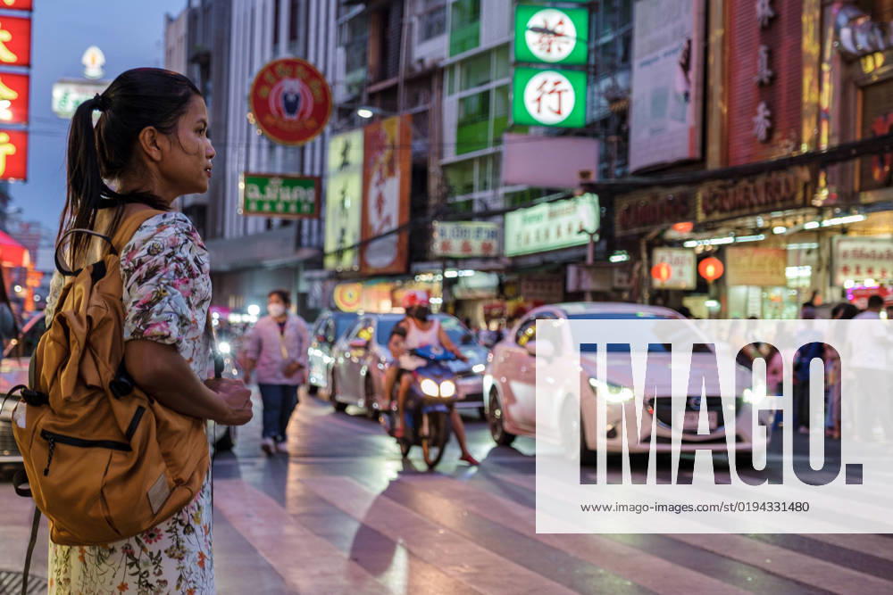 IMAGO Creative, Urban Lifestyle China town Bangkok Thailand, colroful streets of China Town Bangkok China town Bangkok Thailand, colorful streets of China Town Bangkok.Asian woman with bag, tourist visiting Chinatown