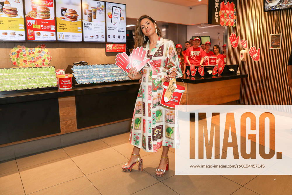 EVA MENDES visits McDonald s Haberfield for McHappy Day on November 19, 2022 in Sydney, NSW Australia - ZUMAa155 20221119_zaa_a155_006