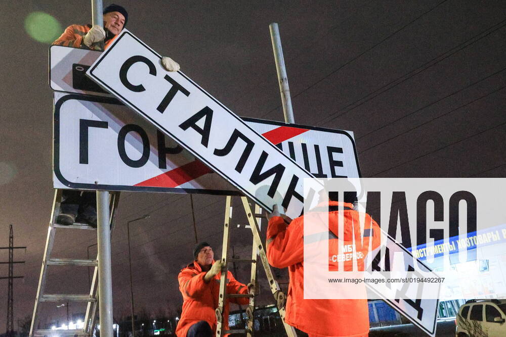RUSSIA, VOLGOGRAD - NOVEMBER 18, 2022: Workers install a Stalingrad city limit sign. The Volgograd authorities decided to replace the city signs for one day to mark the 80th anniversary of the start of the Soviet Army s counteroffensive in the Battle of Stalingrad, one of the major battles on the Eastern Front of World War II. Dmitry Rogulin TASS 55961920