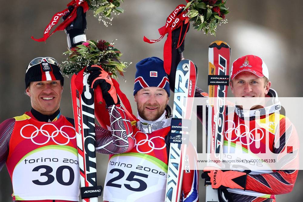Olympiasieger Kjetil Andre Aamodt (Norwegen, Mitte) neben Hermann Maier (Österreich, li.) und Ambrosi Hoffmann (Schweiz) während der Super G Siegerehrung Alpiner Skilauf Herren Olympische Spiele Turin 2006, Winterspiele, Skisport, Ski Alpin, Super G Gruppe Sestriere Borgata Freude,