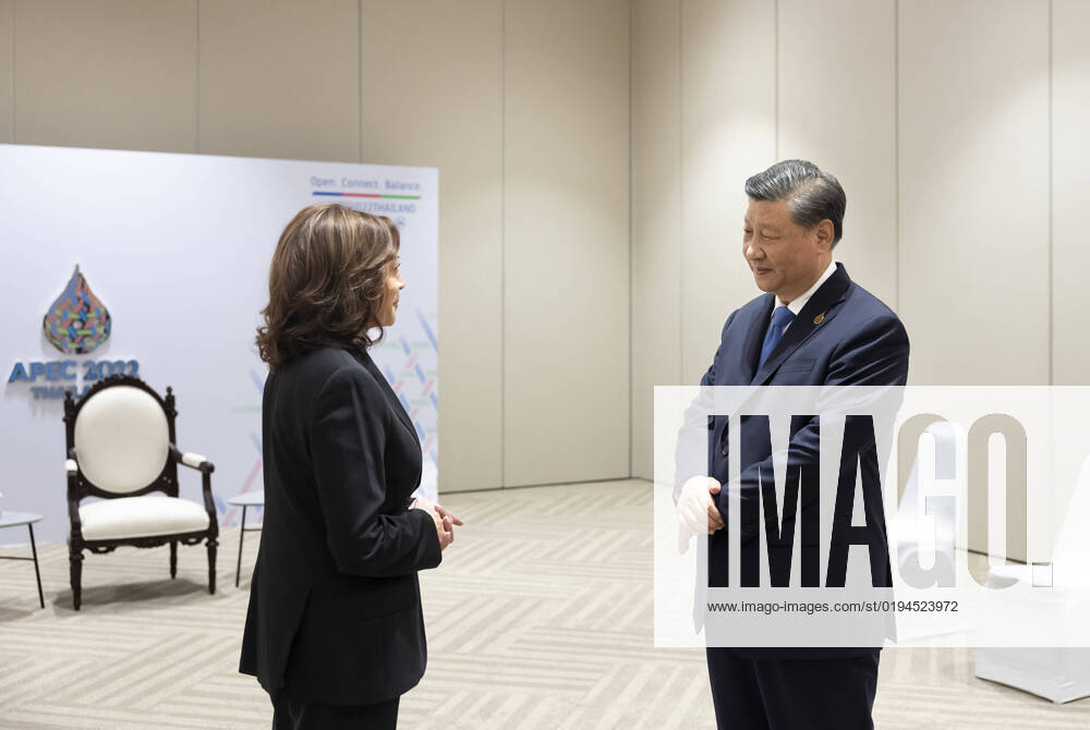 (221119) -- BANGKOK, Nov. 19, 2022 -- Chinese President Xi Jinping has a brief exchange with U.S. Vice President Kamala Harris at the latter s request on the sidelines of the 29th Asia-Pacific Economic Cooperation (APEC) Economic Leaders Meeting in Bangkok, Thailand, Nov. 19, 2022. ) THAILAND-BANGKOK-CHINA-XI JINPING-U.S.-VP-BRIEF EXCHANGE DingxHaitao