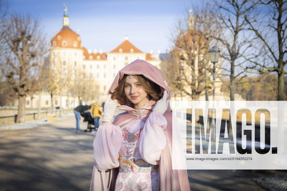 Winterausstellung , Drei Haselnüsse für Aschenbrödel, Das Aschenbrödel kehrt zurück in sein Schloss! Model Tamara Kretzschmer im nachgeschöpften Outfit. Ab dem 19. November lädt das traumhafte Moritzburger Schloss wieder Fans des beliebten Märchenfilms in seine Räume ein. Hier wird die deutsch-tschechische Verfilmung am originalen Drehort präsentiert. Mit der überarbeiteten Ausstellung kommen Hintergrundgeschichten zu Tage, sowohl über den beliebten Film als auch über das dahinterstehende Märchen. Die Ausstellungsmacher haben keine Mühe gescheut, das Märchen neu entstehen zu lassen. Ziel ist es, den Besuchern die Atmosphäre des Films - durch Inszenierungen, multimedial und mit viel Liebe zum Detail zu vermitteln. Fa