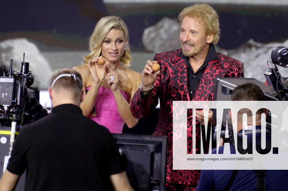 Michelle Hunziker und Thomas Gottschalk in der ZDF-Unterhaltungsshow Wetten, dass..? live aus der Messe Friedrichshafen. Friedrichshafen