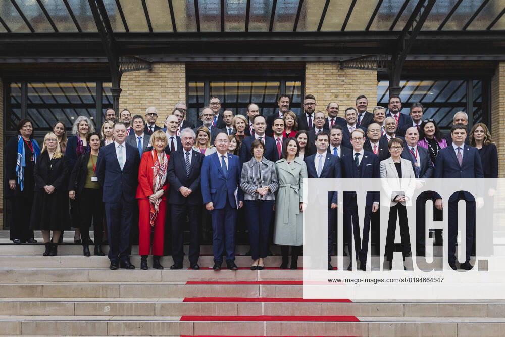 Familienfoto im Rahmen der 3. Unterstuetzerkonferenz fuer Moldau in Paris, 21.11.2022. Paris Frankreich
