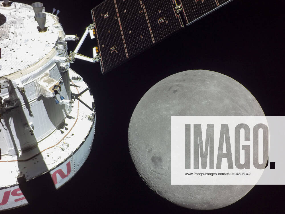 USA, Artemis 1 Mission der NASA - Bilder von Rückseite des Mondes A portion of the far side of the Moon looms large just beyond the Orion spacecraft in this image taken on November 21, 2022, the sixth day of the Artemis I mission by a camera on the tip of one of Orion s solar arrays. The spacecraft entered the lunar sphere of influence Sunday, November 20, making the Moon instead of Earth the main gravitational force acting on the spacecraft. On Monday, November 21, it came within 80 miles of the lunar surface, the closest approach of the uncrewed Artemis I mission before moving into a distant retrograde orbit around the Moon. Artemis I, the first spaceflight in NASA s Artemis program, successfully launched from Kennedy Space Center on November 16 on a planned 25-day mission. NASA WAX2022112103 NASA