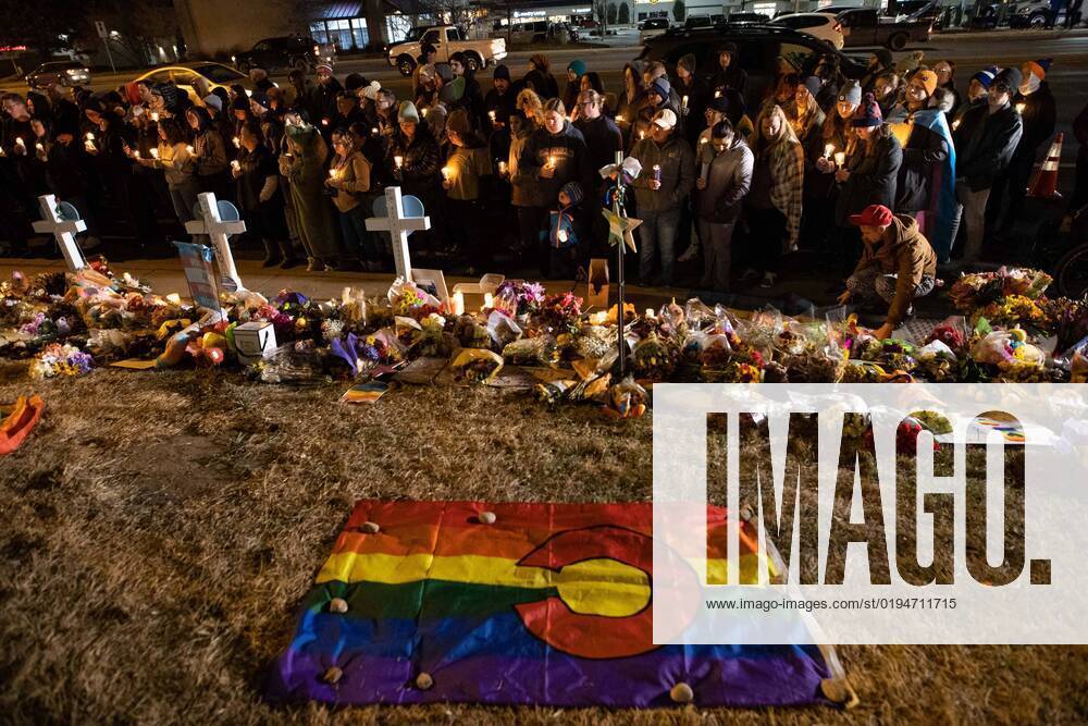 USA, Trauer und Anteilnahme nach Schießerei in Club in Colorado Springs November 21, 2022, Colorado Springs, Colorado, USA: Mourners attend a candle light vigil at a memorial outside of Club Q where a gunman opened fire shortly before midnight on Saturday killing five and injuring multiple others. Colorado Springs USA - ZUMAd306 20221121_zaf_d306_035