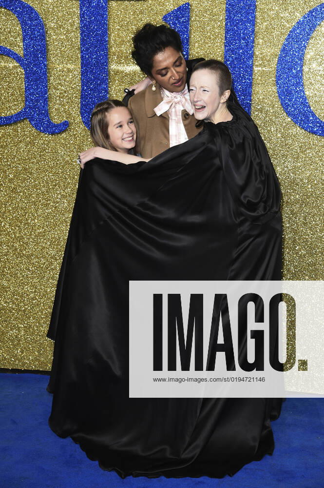 Alisha Weir, Sindhu Vee und Andrea Riseborough bei der Premiere des Kinofilms Roald Dahl s Matilda the Musical Matilda - Das Musical im Curzon Mayfair Cinema. London