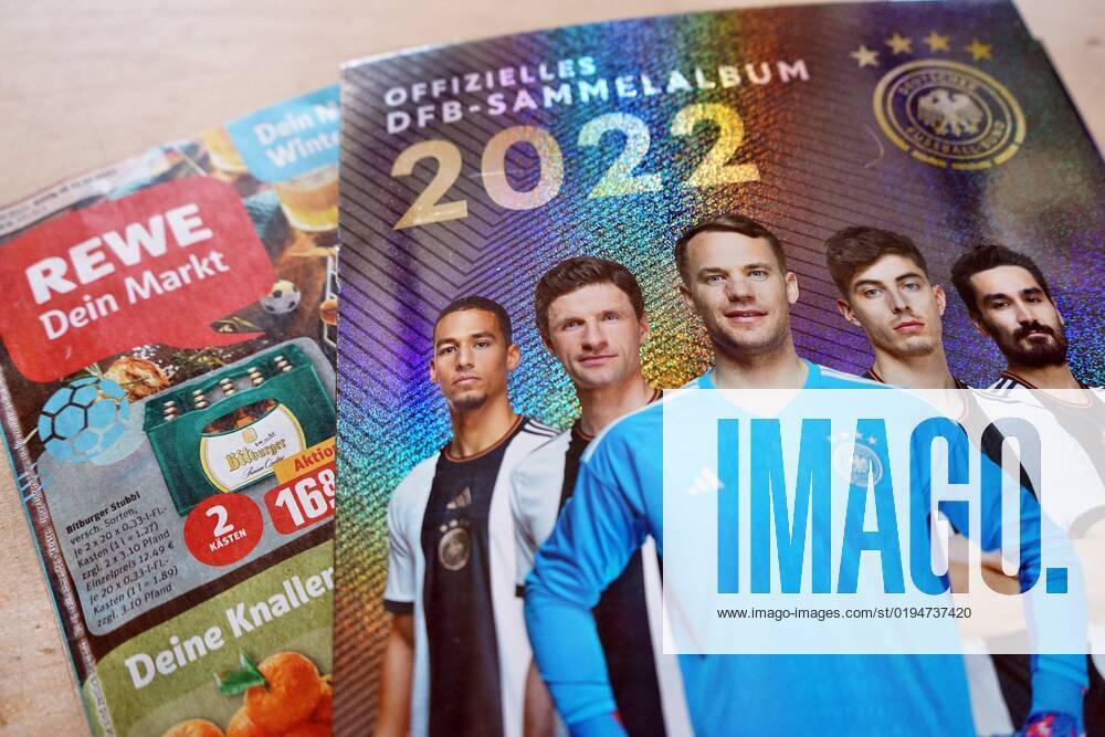 Rewe verschenkt jetzt das offizielle DFB-Sammelalbum. Der Rewe-Konzern hat beschlossen wegen der Fifa-Entscheidung zur One-Love-Armbinde die Kooperation mit dem DFB ab sofort zu beenden. Germany 2022-11-22_Rewe_DFB-Sammelalbum_Foto_Hercher_3
