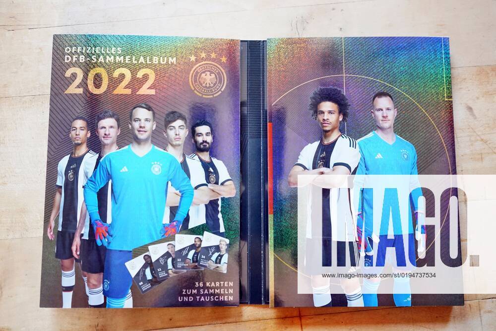 Rewe verschenkt jetzt das offizielle DFB-Sammelalbum. Der Rewe-Konzern hat beschlossen wegen der Fifa-Entscheidung zur One-Love-Armbinde die Kooperation mit dem DFB ab sofort zu beenden. Germany 2022-11-22_Rewe_DFB-Sammelalbum_Foto_Hercher_14