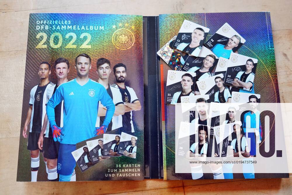 Rewe verschenkt jetzt das offizielle DFB-Sammelalbum. Der Rewe-Konzern hat beschlossen wegen der Fifa-Entscheidung zur One-Love-Armbinde die Kooperation mit dem DFB ab sofort zu beenden. Germany 2022-11-22_Rewe_DFB-Sammelalbum_Foto_Hercher_16