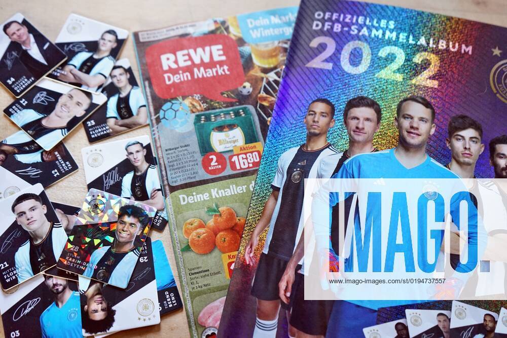 Rewe verschenkt jetzt das offizielle DFB-Sammelalbum. Der Rewe-Konzern hat beschlossen wegen der Fifa-Entscheidung zur One-Love-Armbinde die Kooperation mit dem DFB ab sofort zu beenden. Germany 2022-11-22_Rewe_DFB-Sammelalbum_Foto_Hercher_2