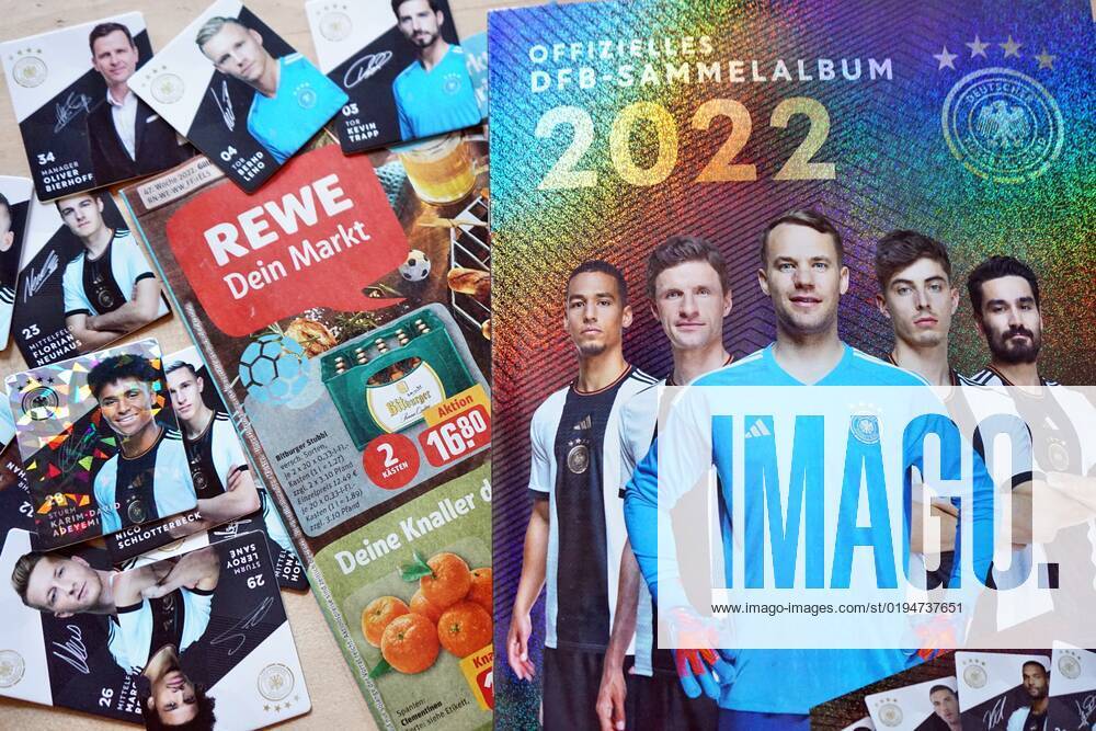 Rewe verschenkt jetzt das offizielle DFB-Sammelalbum. Der Rewe-Konzern hat beschlossen wegen der Fifa-Entscheidung zur One-Love-Armbinde die Kooperation mit dem DFB ab sofort zu beenden. Germany 2022-11-22_Rewe_DFB-Sammelalbum_Foto_Hercher_1
