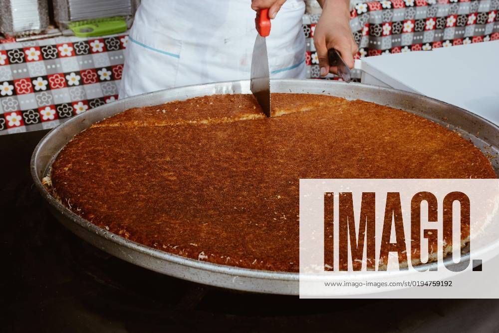 IMAGO Creative, Food, Künefe Türkische Wüste Kunefe wird von Chefkoch in der Ansicht geschnitten