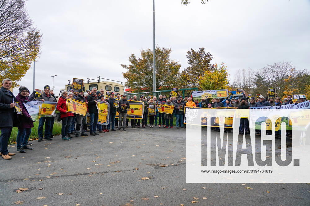 Büttelborner Bürger und die BI Büttelborn 21 protestieren gegen die Zuweisung von Atommüll - Büttelborn 22.11.2022: Protest an der Deponie gegen die Zuweisung von freigemessenen Abfällen aus dem AKW Biblis