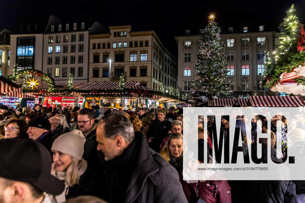 Nach zweijähriger Unterbrechung startete unter grossem Andrang am 22. November 2022 der Leipziger Weihnachtsmarkt. Mit Preisen von mehr als 4,50€ ist der Gluehwein deutlich teurer als vor zwei Jahren. Die Menschen stört es nicht.