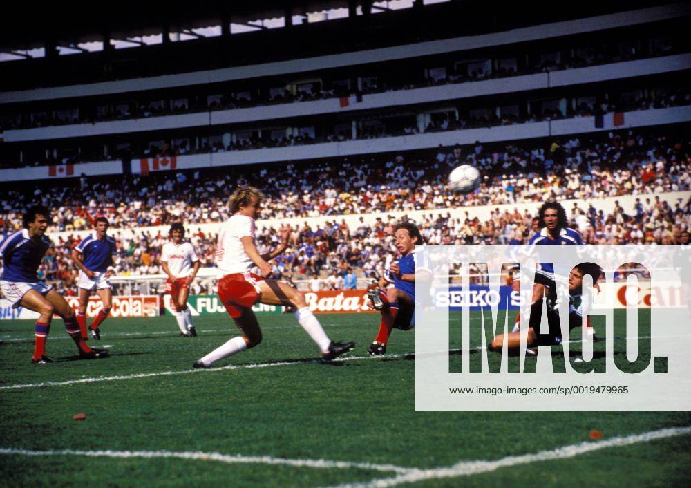 Weltmeisterschaft Vorrunde, Frankreich - Kanada in Leon: Jean-Pierre Papin (3.v.re., Frankreich) und Torwart Paul Dolan (re.vo., Kanada)