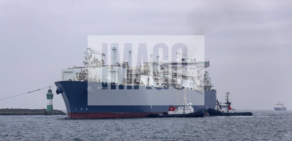 KW47 LNG-Spezialschiff Neptune- Ankunft in Deutschland Das LNG-Schiff Neptune faehrt in den Hafen Mukran auf der Insel Ruegen. Das Spezialschiff legt einen Zwischenstopp auf der Fahrt zum Industriehafen Lubmin ein. Dort wird es im ersten und bisher einzigen privat finanzierten LNG-Terminal in Deutschland eingesetzt. Nach Angaben des Betreibers Deutsche ReGas kann das 283 Meter lange Schiff Flüssigerdgas zwischenspeichern, erwaermen und wieder in Gas umwandeln. MUkran Mecklenburg-Vorpommern Deutschland