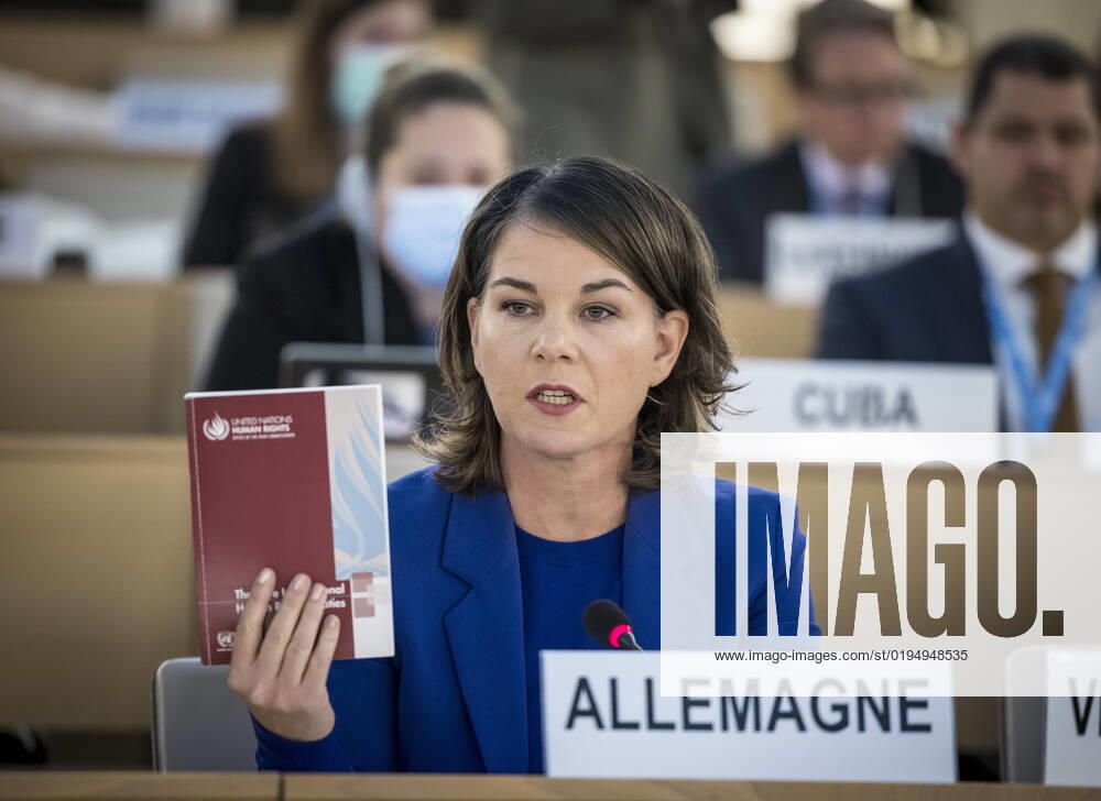 KW47 Rede von Annalena Baerbock (Buendnis 90 Die Gruenen), bei der Sondersitzung des Menschrechtsrates der Vereinten Nationen zur Menschenrechtslage in der Islamischen Republik Iran. Hier haelt Baerbock ein Buch mit dem UN-Zivilpakt hoch (Internationaler Pakt ueber buergerliche und politische Rechte). Genf Schweiz