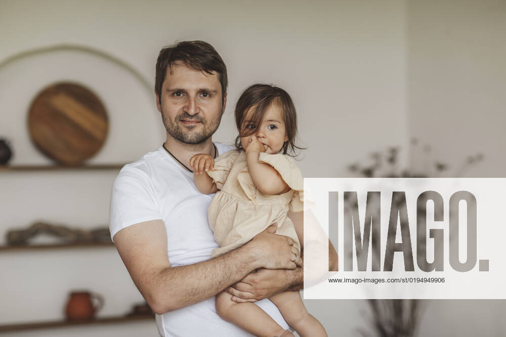 Smiling father carrying cute girl at home model released, Symbolfoto property released, MDOF00156