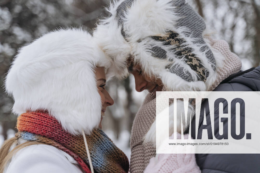 Happy woman embracing man in winter model released, Symbolfoto, OSF01117