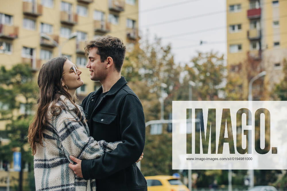 Smiling young couple embracing each other in city model released, Symbolfoto, VSNF00113