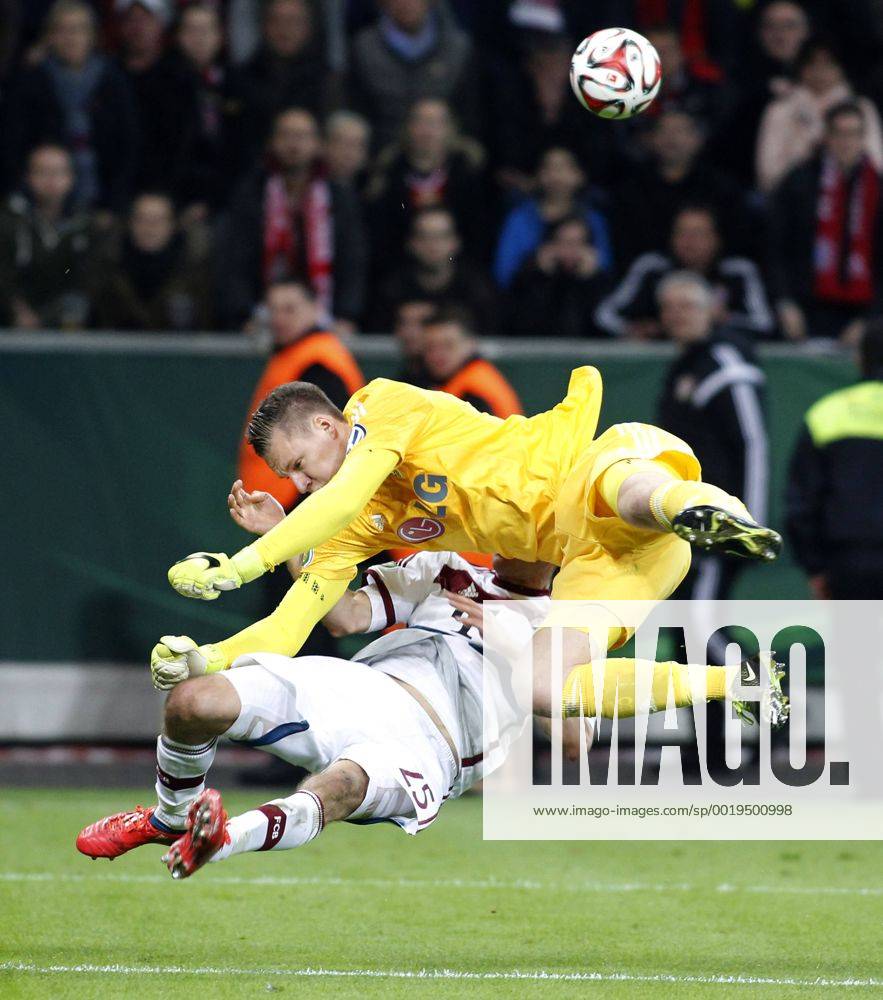 Leverkusen, Bayarena, 08.04.15: Torwart Bernd Leno (Bayer 04 Leverkusen) (R) gegen Münchens Thomas Müller im DFB Pokalspiel zwischen Bayer 04 Leverkusen vs. FC Bayern München in der Saison 2014 2015.