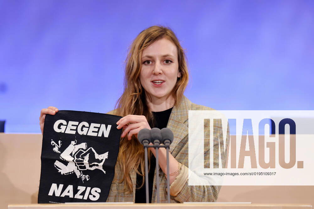 Journalistin Valerie Schönian mit einem Aufnäher mit der Aufschrift Gegen Nazis bei den Feierlichkeiten zum 70-jährigen Bestehen der Bundeszentrale für politische Bildung (bpb) im Bundeshaus in Bonn. Bonn, 25.11.2022 NRW Deutschland
