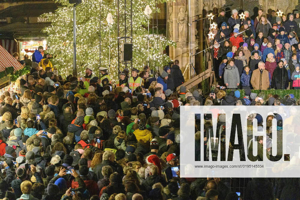 Menschenmenge bei der Eröffnung vom Nürnberger Christkindlesmarkt in der Altstadt. Nürnberg
