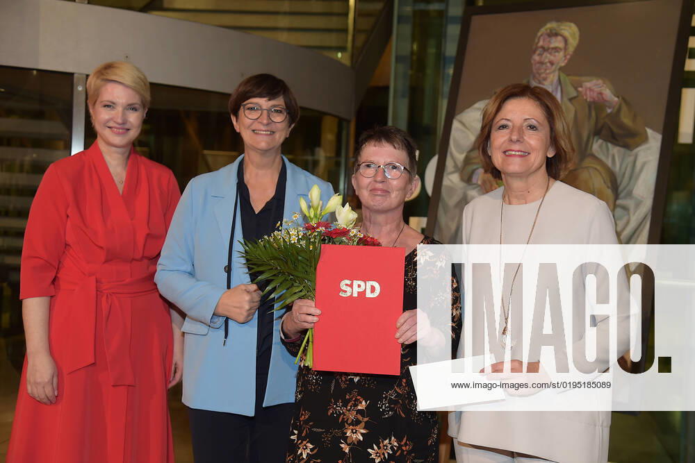 KW47 Regine-Hildebrandt-Preis 2020 2022 V.l.n.r...Manuela Schwesig, Saskia Esken, Inge Heimer, PREIS für Omas gegen Rechts, Malu Dreyer Regine-Hildebrandt-Preis im der SPD Haus Verleihung der Preise 2020-2022 in Berlin am 26.11.2022