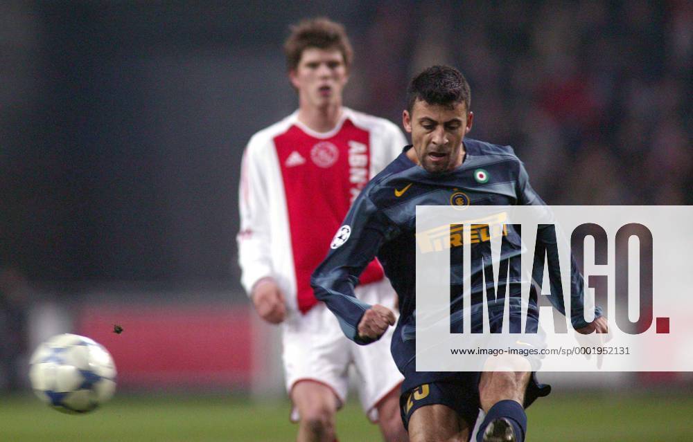 Walter Samuel (Inter) zieht ab - Fußball EC 1 Herren Champions League 2005 2006, Achtelfinale, Ajax Amsterdam - FC Internazionale Mailand Einzelbild Amsterdam Dynamik,