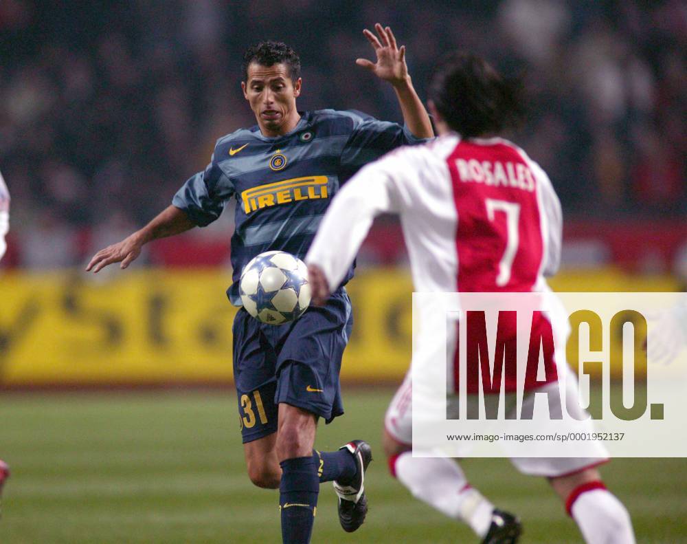 Cesar (Inter, li.) gegen Rosales (Ajax) - Fußball EC 1 Herren Champions League 2005 2006, Achtelfinale, Ajax Amsterdam - FC Internazionale Mailand Gruppe Amsterdam Dynamik,