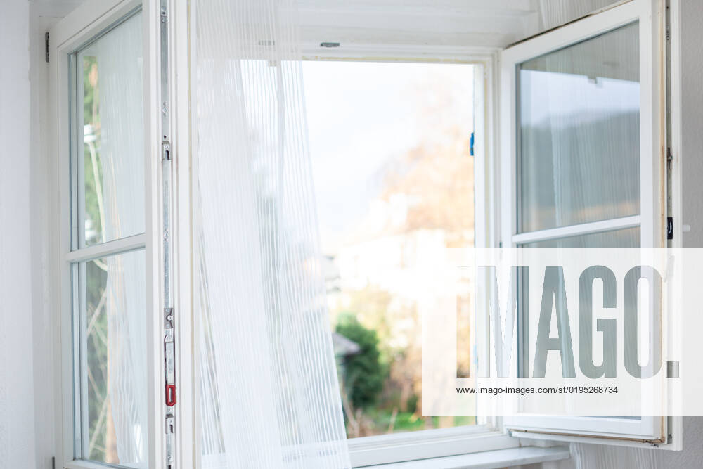 Weit geöffnetes Fenster - regelmäßiges Lüften der Wohnung - Deutschland