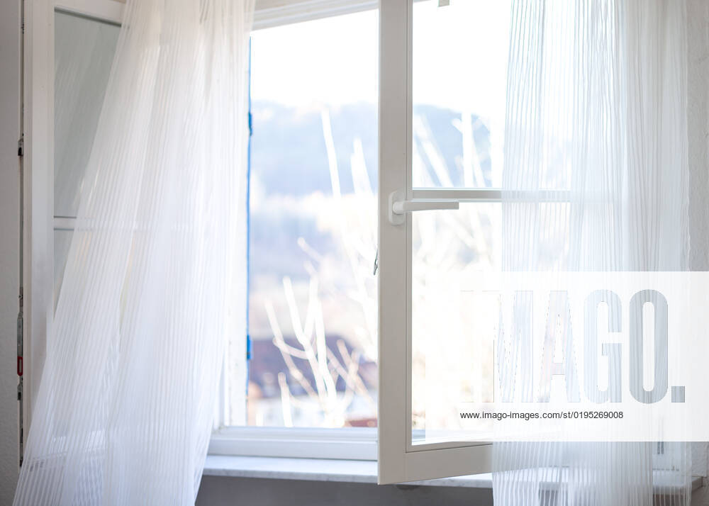 Weit geöffnetes Fenster - regelmäßiges Lüften der Wohnung - Deutschland