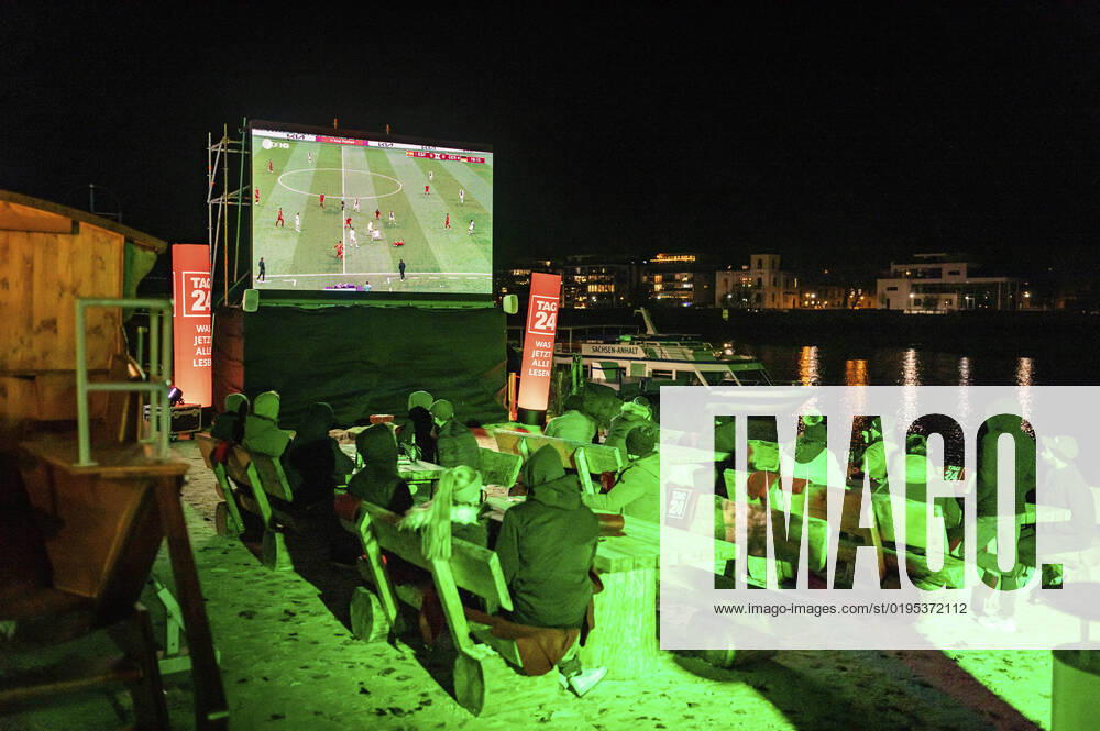 Public Viewing des Nachrichtenportals TAG24 bei der Strandbar Magdeburg. Etwa 70 Fans schauen sich bei 3 Grad Celsius und mit Glühwein die Partie Spanien gegen Deutschland (1:1) der FIFA Weltmeisterschaft 2022 in Katar an. Magdeburg