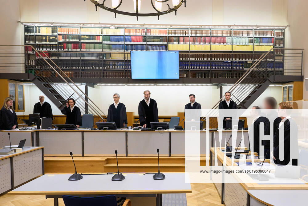 Justizbeamte führen den Angeklagten in den Gerichtssaal des Oberlandesgerichts. 31 Jahre nach einem Brandanschlag auf ein saarländisches Asylbewerberheim wird dem heute 51-jährigen Angeklagtenvorgeworfen , 1991 einen Brandanschlag auf ein Asylbewerberwohnheim in Saarlouis verübt zu haben. Brandstifterprozess am OLG Koblenz