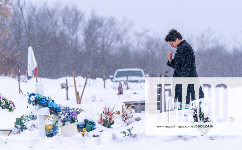 James Smith Cree Nation, SK, Canada: Prime Minister Justin Trudeau gestures in front of a grave of one of the victims of the mass stabbing incident at James Smith Cree Nation, Sask., on Monday, November 28, 2022. James Smith Cree Nation Canada - ZUMAc35_ 20221128_zaf_c35_061