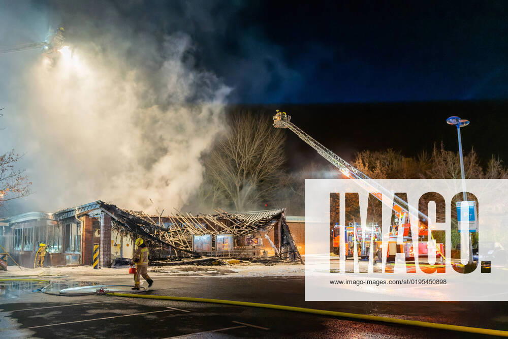 Berlin,GER, - Großbrand in einem Supermarkt im Berliner Stadtteil Friedrichshagen. .