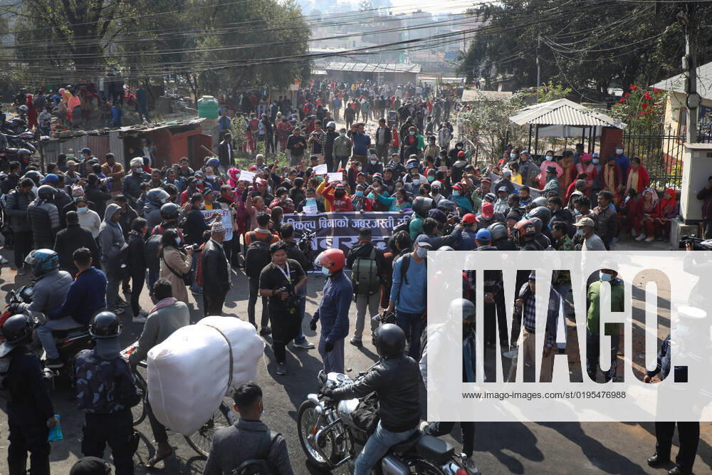 Bilder des Jahres, News 11 November November 29, 2022, Nepal: The slum-dwellers and landless squatters protest against the decision to remove the squatters settlement in Thapathali on Tuesday. .On Monday, the slum dwellers had fought against the the team of Kathmandu Metropolitan City that arrived to remove the squattersÃ¢â‚¬â ¢ settlement in Thapathali. The High-Powered Committee for Integrated Development of the Bagmati Civilization had issued a notice on November 11 stating that it had given 10 days time to remove the houses and other structures that are built illegally on the river banks. Nepal - ZUMAm204 20221129_zip_m204_001