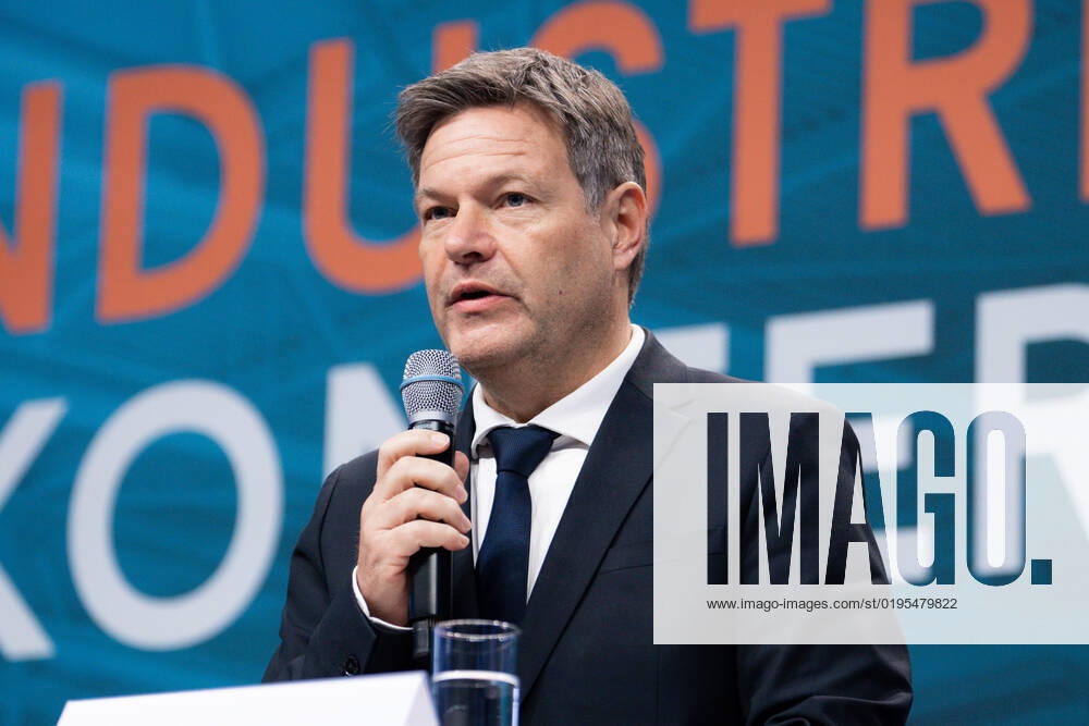 Industriekonferenz 2022 in Berlin Aktuell, 29.11.2022, Berlin, Dr. Robert Habeck, Bundesminister fuer Wirtschaft und Klimaschutz im Portrait auf der Pressekonferenz im Rahmen der Eroeffnung der Industriekonferenz 2022 im EUREF-Campus in Berlin. Bei der Industriekonferenz 2022 diskutieren Spitzenvertreterinnen und -vertretern aus Industrie, Wirtschaftsverbaenden, Gewerkschaften, Wissenschaftseinrichtungen, Politik und Botschaften ueber aktuelle industriepolitische Herausforderungen und Entwicklungen. Berlin Berlin