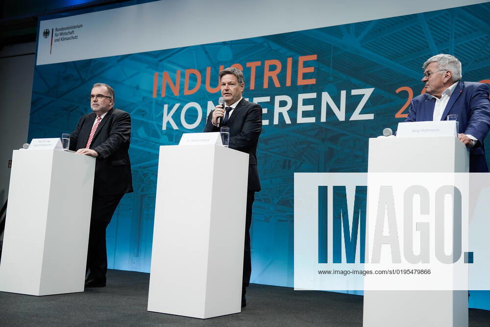 Industriekonferenz 2022 in Berlin Aktuell, 29.11.2022, Berlin, Dr. Robert Habeck, Bundesminister fuer Wirtschaft und Klimaschutz, Prof. Dr. Siegfried Russwurm, Praesident BDI und Joerg Hofmann, Erster Vorsitzender der IG Metall gemeinsam auf der Pressekonferenz im Rahmen der Eroeffnung der Industriekonferenz 2022 im EUREF-Campus in Berlin. Bei der Industriekonferenz 2022 diskutieren Spitzenvertreterinnen und -vertretern aus Industrie, Wirtschaftsverbaenden, Gewerkschaften, Wissenschaftseinrichtungen, Politik und Botschaften ueber aktuelle industriepolitische Herausforderungen und Entwicklungen. Berlin Berlin