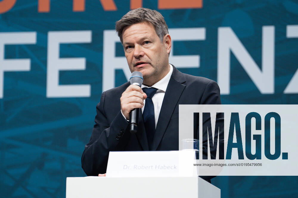Industriekonferenz 2022 in Berlin Aktuell, 29.11.2022, Berlin, Dr. Robert Habeck, Bundesminister fuer Wirtschaft und Klimaschutz im Portrait auf der Pressekonferenz im Rahmen der Eroeffnung der Industriekonferenz 2022 im EUREF-Campus in Berlin. Bei der Industriekonferenz 2022 diskutieren Spitzenvertreterinnen und -vertretern aus Industrie, Wirtschaftsverbaenden, Gewerkschaften, Wissenschaftseinrichtungen, Politik und Botschaften ueber aktuelle industriepolitische Herausforderungen und Entwicklungen. Berlin Berlin