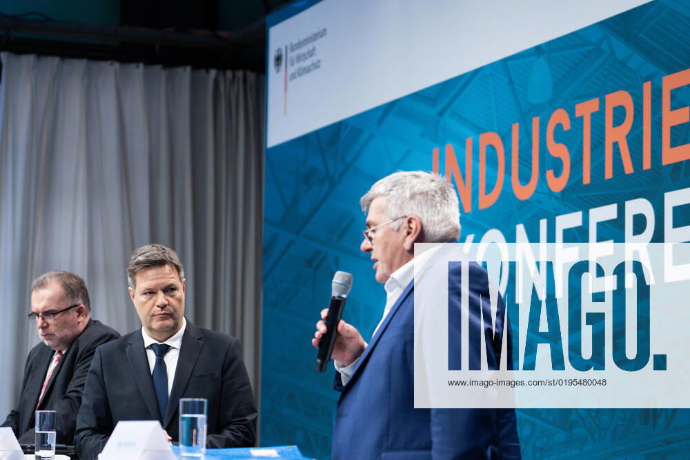 Industriekonferenz 2022 in Berlin Aktuell, 29.11.2022, Berlin, Dr. Robert Habeck, Bundesminister fuer Wirtschaft und Klimaschutz, Prof. Dr. Siegfried Russwurm, Praesident BDI und Joerg Hofmann, Erster Vorsitzender der IG Metall gemeinsam auf der Pressekonferenz im Rahmen der Eroeffnung der Industriekonferenz 2022 im EUREF-Campus in Berlin. Bei der Industriekonferenz 2022 diskutieren Spitzenvertreterinnen und -vertretern aus Industrie, Wirtschaftsverbaenden, Gewerkschaften, Wissenschaftseinrichtungen, Politik und Botschaften ueber aktuelle industriepolitische Herausforderungen und Entwicklungen. Berlin Berlin