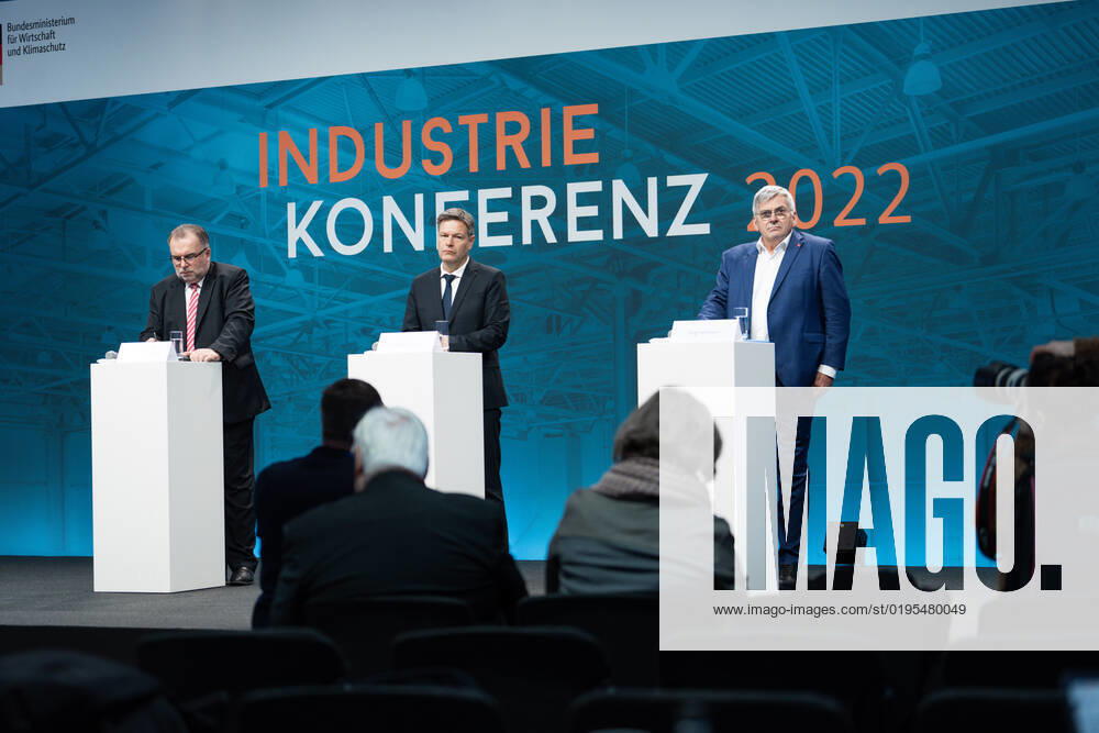 Industriekonferenz 2022 in Berlin Aktuell, 29.11.2022, Berlin, Dr. Robert Habeck, Bundesminister fuer Wirtschaft und Klimaschutz, Prof. Dr. Siegfried Russwurm, Praesident BDI und Joerg Hofmann, Erster Vorsitzender der IG Metall gemeinsam auf der Pressekonferenz im Rahmen der Eroeffnung der Industriekonferenz 2022 im EUREF-Campus in Berlin. Bei der Industriekonferenz 2022 diskutieren Spitzenvertreterinnen und -vertretern aus Industrie, Wirtschaftsverbaenden, Gewerkschaften, Wissenschaftseinrichtungen, Politik und Botschaften ueber aktuelle industriepolitische Herausforderungen und Entwicklungen. Berlin Berlin