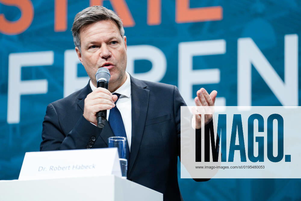 Industriekonferenz 2022 in Berlin Aktuell, 29.11.2022, Berlin, Dr. Robert Habeck, Bundesminister fuer Wirtschaft und Klimaschutz im Portrait auf der Pressekonferenz im Rahmen der Eroeffnung der Industriekonferenz 2022 im EUREF-Campus in Berlin. Bei der Industriekonferenz 2022 diskutieren Spitzenvertreterinnen und -vertretern aus Industrie, Wirtschaftsverbaenden, Gewerkschaften, Wissenschaftseinrichtungen, Politik und Botschaften ueber aktuelle industriepolitische Herausforderungen und Entwicklungen. Berlin Berlin