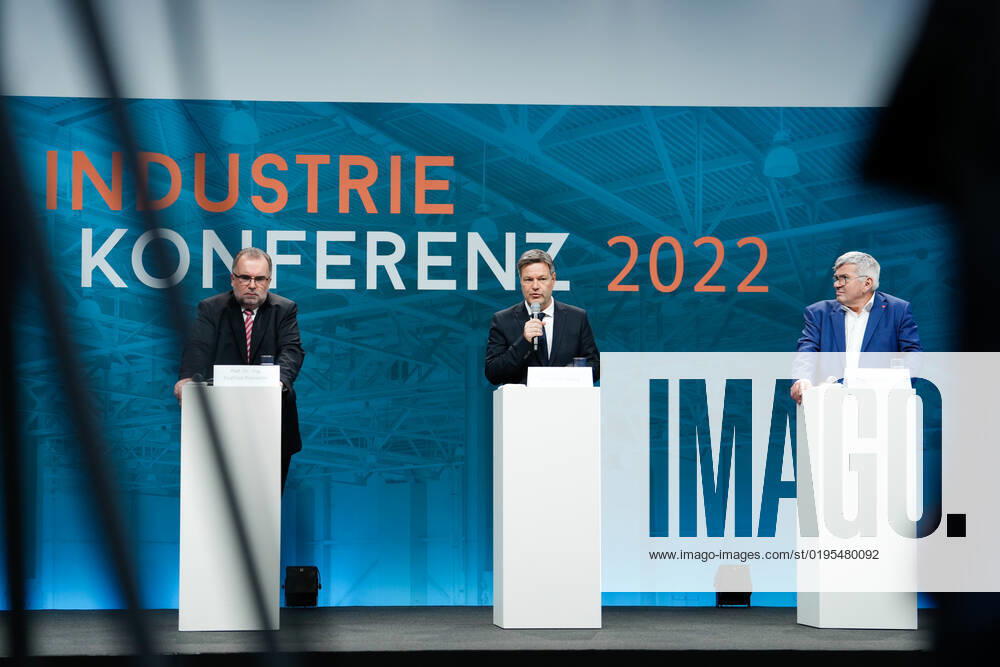 Industriekonferenz 2022 in Berlin Aktuell, 29.11.2022, Berlin, Dr. Robert Habeck, Bundesminister fuer Wirtschaft und Klimaschutz, Prof. Dr. Siegfried Russwurm, Praesident BDI und Joerg Hofmann, Erster Vorsitzender der IG Metall gemeinsam auf der Pressekonferenz im Rahmen der Eroeffnung der Industriekonferenz 2022 im EUREF-Campus in Berlin. Bei der Industriekonferenz 2022 diskutieren Spitzenvertreterinnen und -vertretern aus Industrie, Wirtschaftsverbaenden, Gewerkschaften, Wissenschaftseinrichtungen, Politik und Botschaften ueber aktuelle industriepolitische Herausforderungen und Entwicklungen. Berlin Berlin