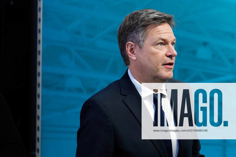 Industriekonferenz 2022 in Berlin Aktuell, 29.11.2022, Berlin, Dr. Robert Habeck, Bundesminister fuer Wirtschaft und Klimaschutz im Portrait auf der Pressekonferenz im Rahmen der Eroeffnung der Industriekonferenz 2022 im EUREF-Campus in Berlin. Bei der Industriekonferenz 2022 diskutieren Spitzenvertreterinnen und -vertretern aus Industrie, Wirtschaftsverbaenden, Gewerkschaften, Wissenschaftseinrichtungen, Politik und Botschaften ueber aktuelle industriepolitische Herausforderungen und Entwicklungen. Berlin Berlin