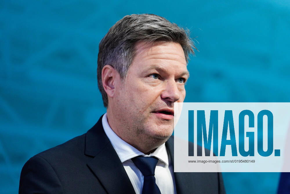 Industriekonferenz 2022 in Berlin Aktuell, 29.11.2022, Berlin, Dr. Robert Habeck, Bundesminister fuer Wirtschaft und Klimaschutz im Portrait auf der Pressekonferenz im Rahmen der Eroeffnung der Industriekonferenz 2022 im EUREF-Campus in Berlin. Bei der Industriekonferenz 2022 diskutieren Spitzenvertreterinnen und -vertretern aus Industrie, Wirtschaftsverbaenden, Gewerkschaften, Wissenschaftseinrichtungen, Politik und Botschaften ueber aktuelle industriepolitische Herausforderungen und Entwicklungen. Berlin Berlin
