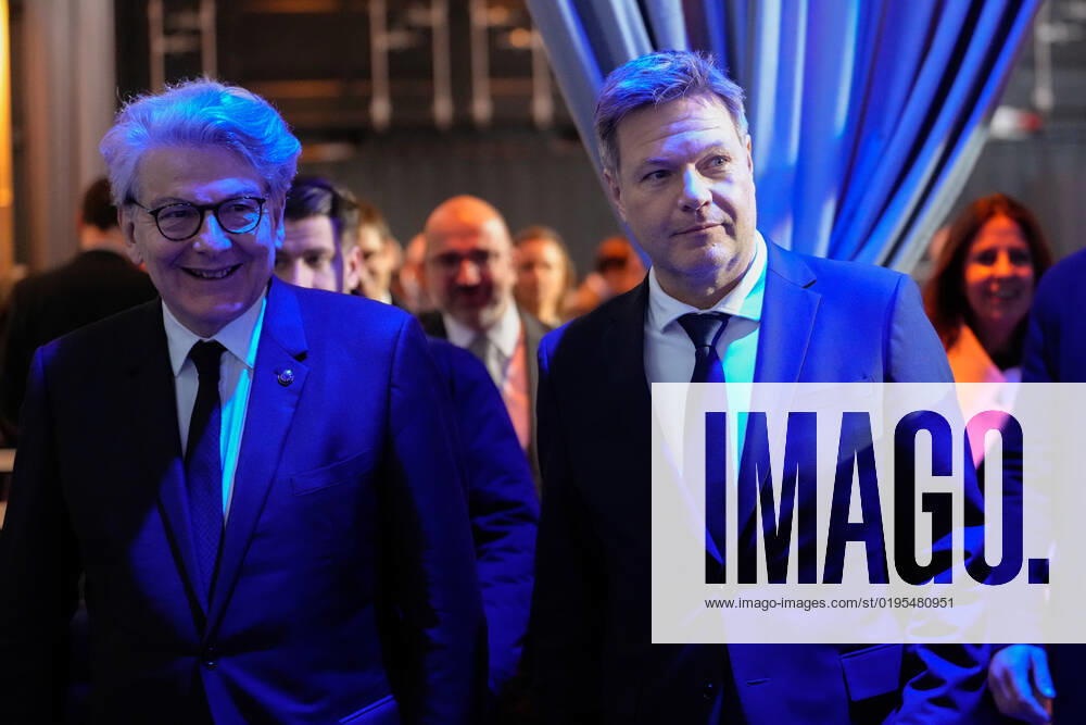 Industriekonferenz 2022 in Berlin Aktuell, 29.11.2022, Berlin, Dr. Robert Habeck, Bundesminister fuer Wirtschaft und Klimaschutz im Portrait bei seiner Rede auf der Industriekonferenz zur Eroeffnung der Industriekonferenz 2022 im EUREF-Campus in Berlin. Bei der Industriekonferenz 2022 diskutieren Spitzenvertreterinnen und -vertretern aus Industrie, Wirtschaftsverbaenden, Gewerkschaften, Wissenschaftseinrichtungen, Politik und Botschaften ueber aktuelle industriepolitische Herausforderungen und Entwicklungen.